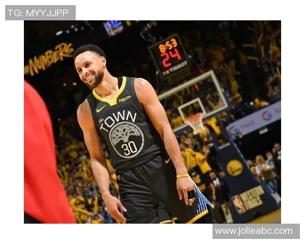 库里荣获月度最佳球员，实至名归