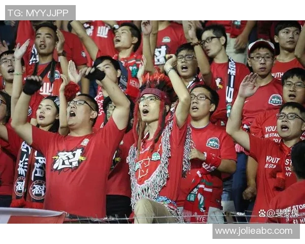 中国球迷组织成最大助威团，场面震撼