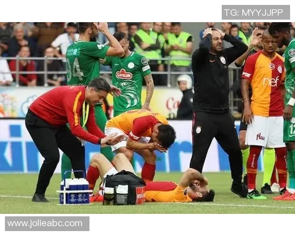 球员比赛中晕倒送医,所幸无生命危险 球员比赛中晕倒送医,所幸无生命危险