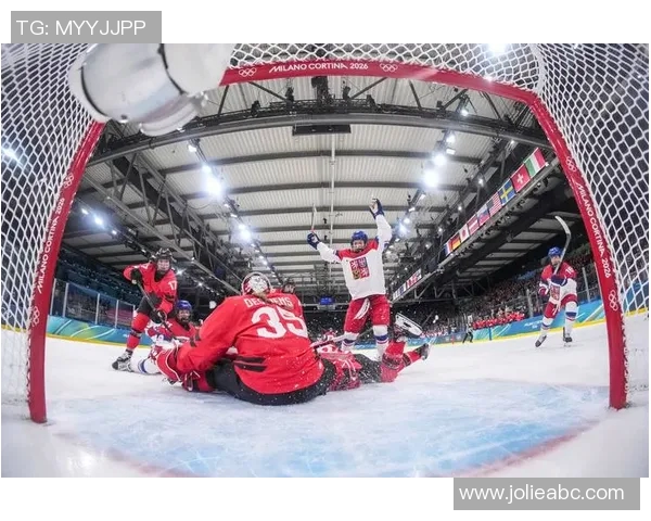 国家女子冰球队出征加拿大系列赛,目标锻炼新人 国家女子冰球队出征加拿大系列赛,目标锻炼新人